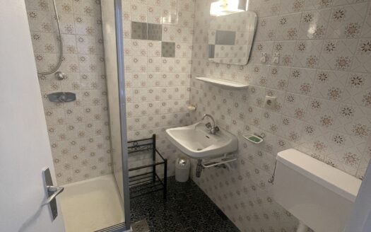 Room with private bathroom in farmhouse in Rietz